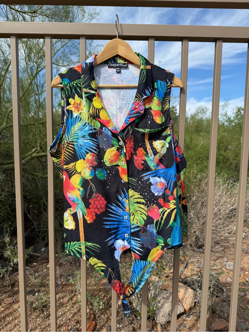 Onque Casuals NWT Black Sleeveless Tropical Button-Front Tie-Hem Top